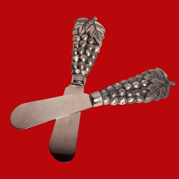 Vintage Pewter Grapes Handle Cheese Spreaders Set of 2 - Picture 5 of 8